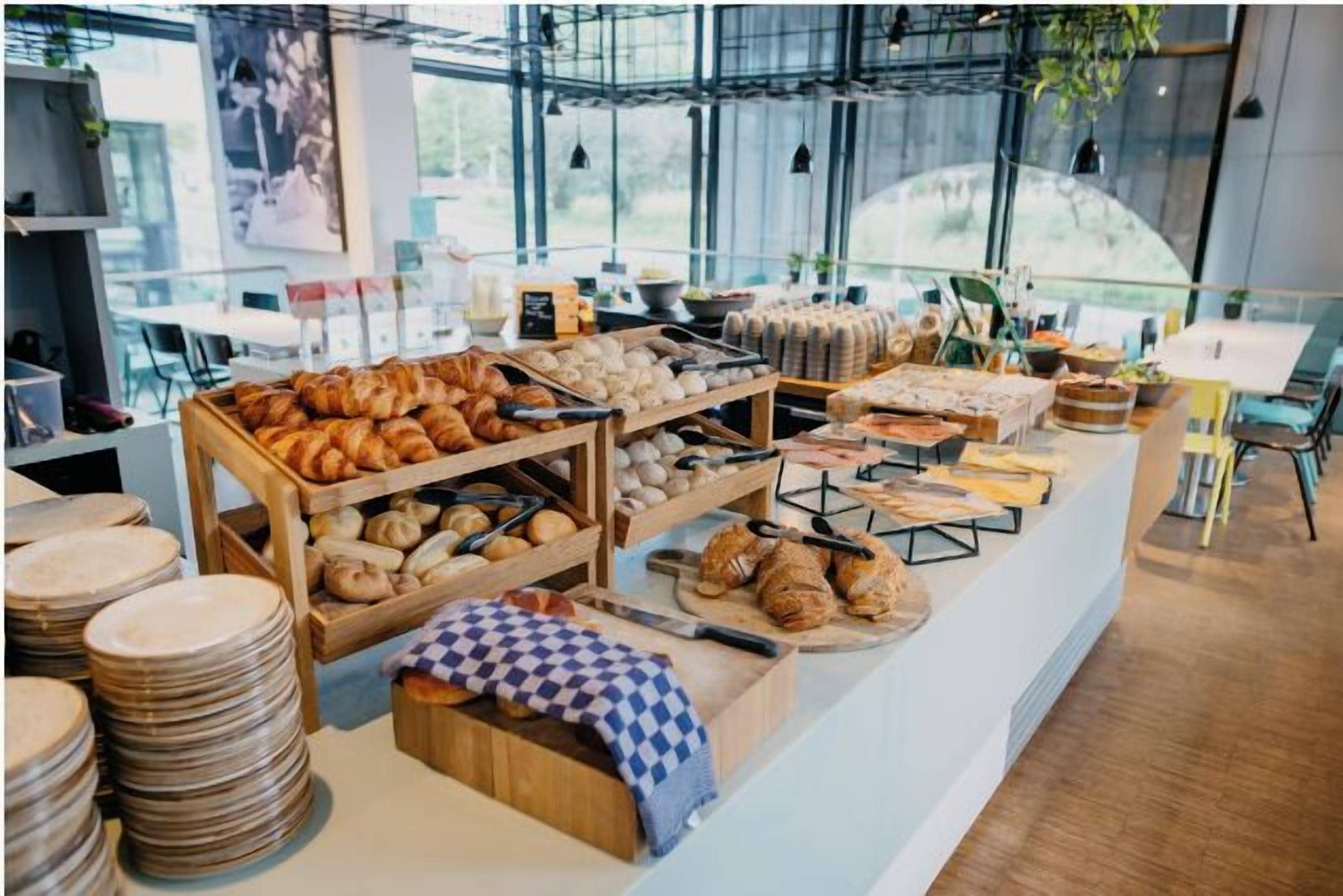 Phục vụ bữa sáng, bữa trưa và bữa tối 