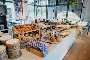 Petit déjeuner, déjeuner et dîner servis sur place
