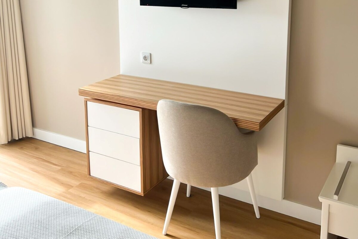 Een bureau, verduisterende gordijnen, gratis wifi, beddengoed