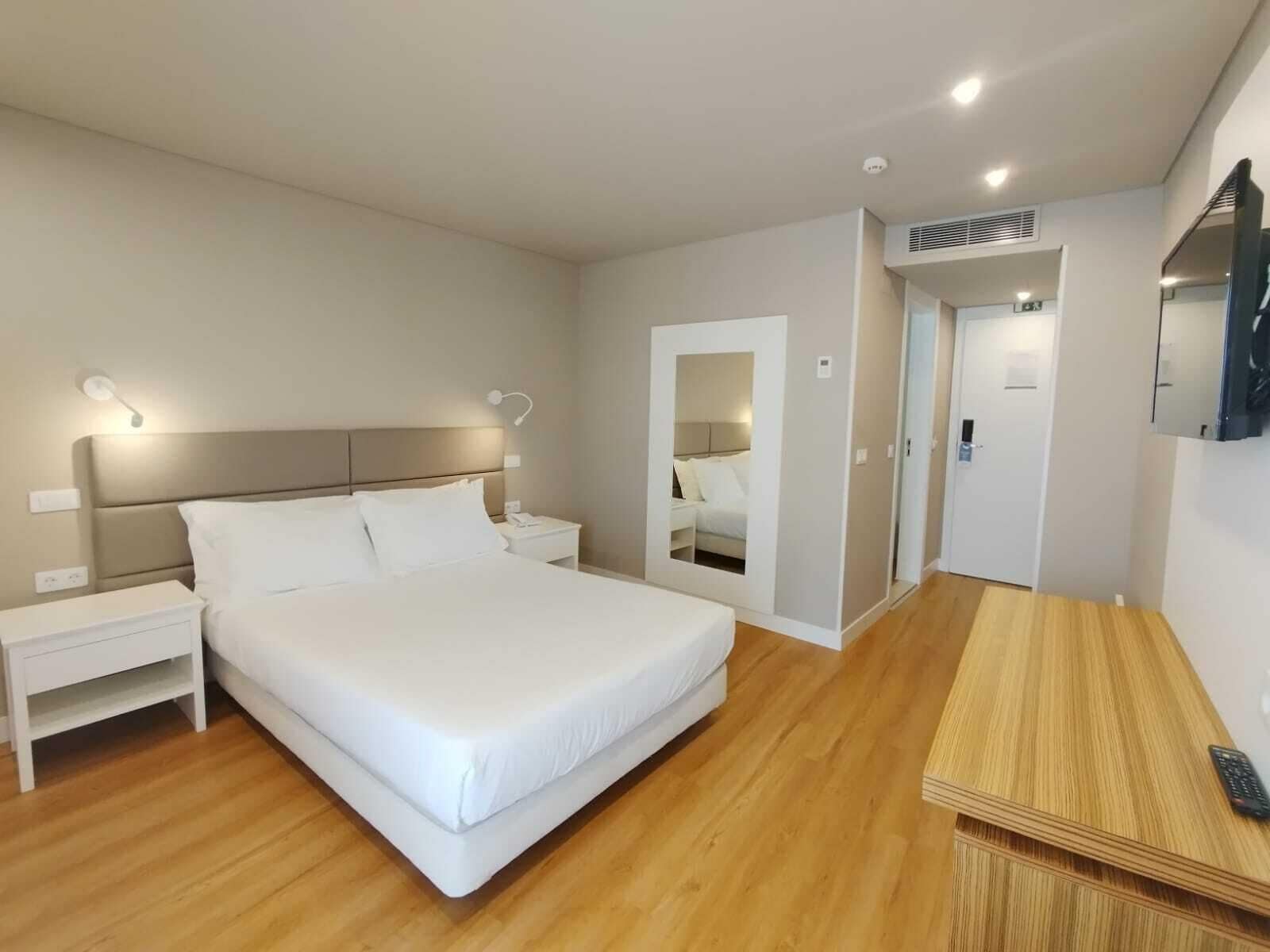 Escritorio, cortinas blackout, wifi gratis y ropa de cama 
