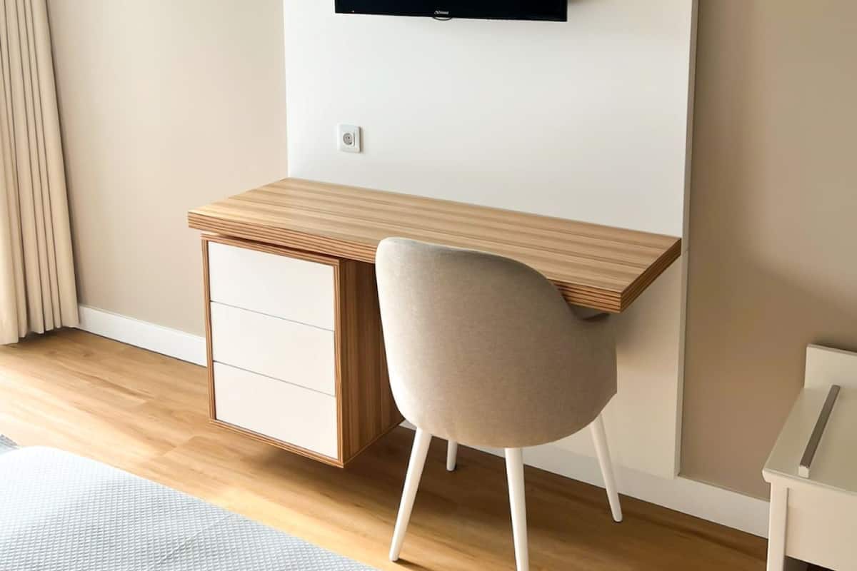 Een bureau, verduisterende gordijnen, gratis wifi, beddengoed