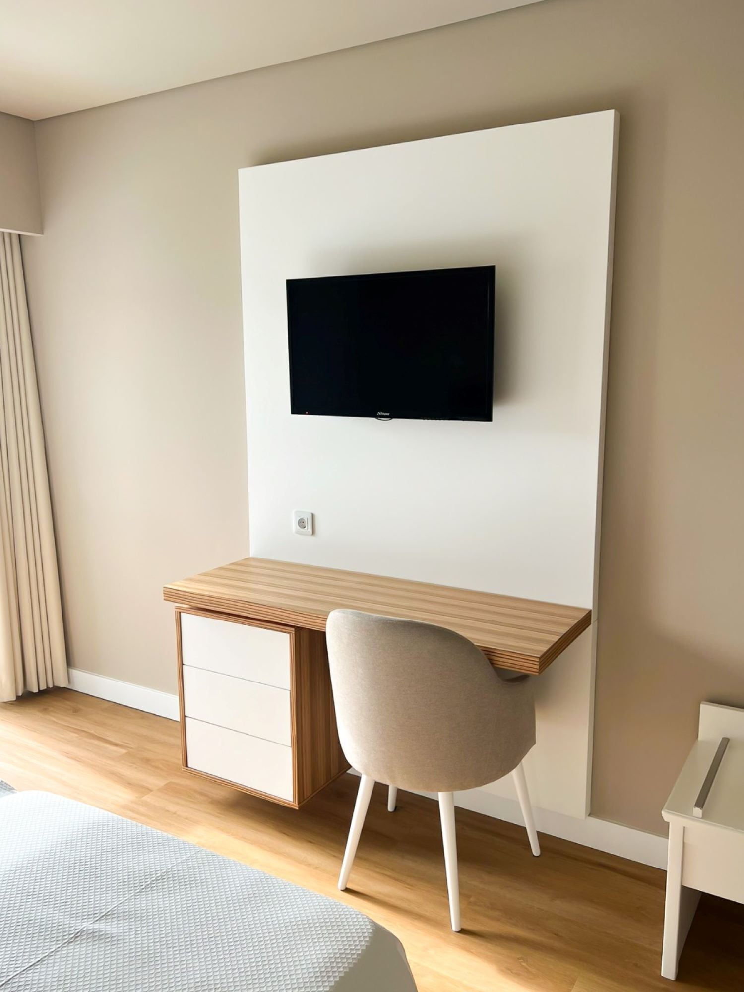 Escritorio, cortinas blackout, wifi gratis y ropa de cama 