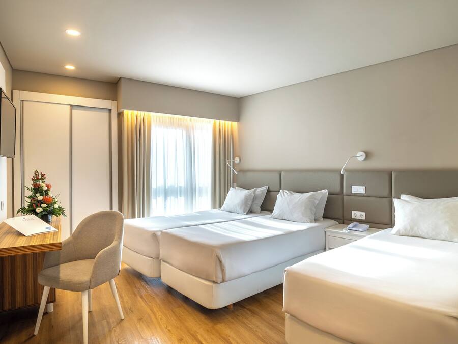Escritorio, cortinas blackout, wifi gratis y ropa de cama