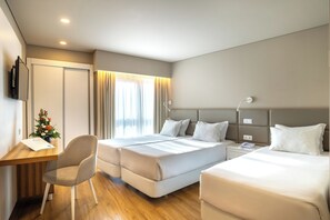 Een bureau, verduisterende gordijnen, gratis wifi, beddengoed