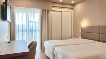 Skrivebord, blendingsgardiner, wi-fi (inkludert) og sengetøy