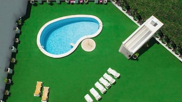 季節限定屋外プール、営業時間 11:00 ~ 19:00、サンラウンジャー