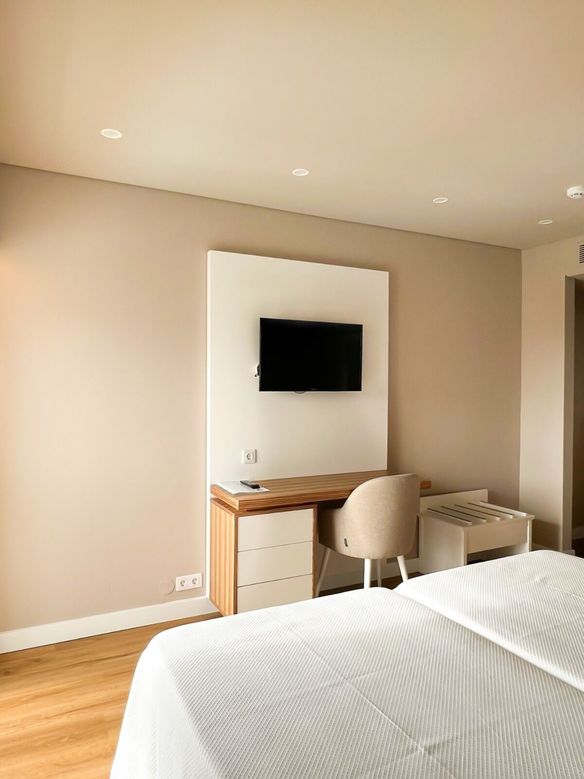 Escritorio, cortinas blackout, wifi gratis y ropa de cama 