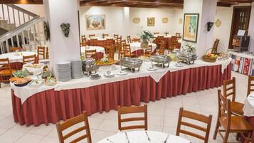 TĂ€gliches inbegriffenes FrĂŒhstĂŒck zur Selbstbedienung