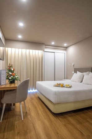 Kamar Double Standar, Bebas Asap Rokok | Meja kerja, tirai kedap cahaya, Wi-Fi gratis, dan seprai linen