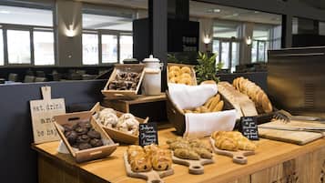 Bữa sáng buffet hàng ngày (13 EUR/mỗi người)
