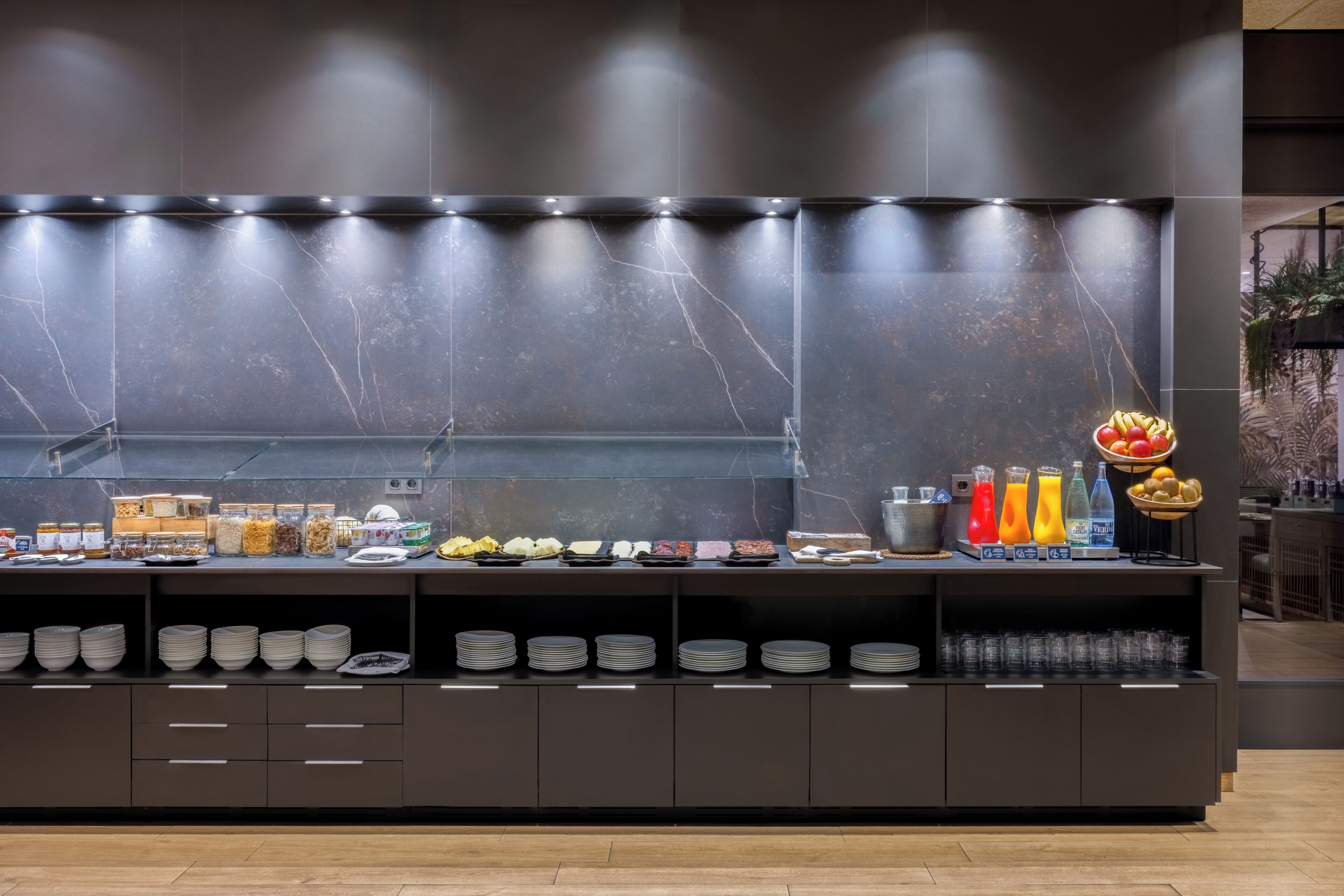 Una mesa de buffet con diferentes alimentos y bebidas.