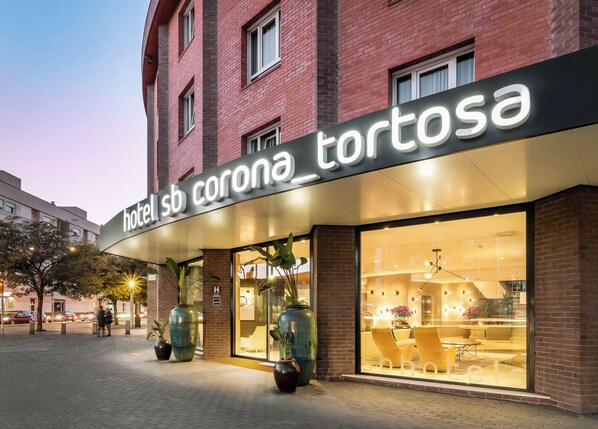 A hotel with a prominent sign reading 'hotel sb corona_tortosa.'