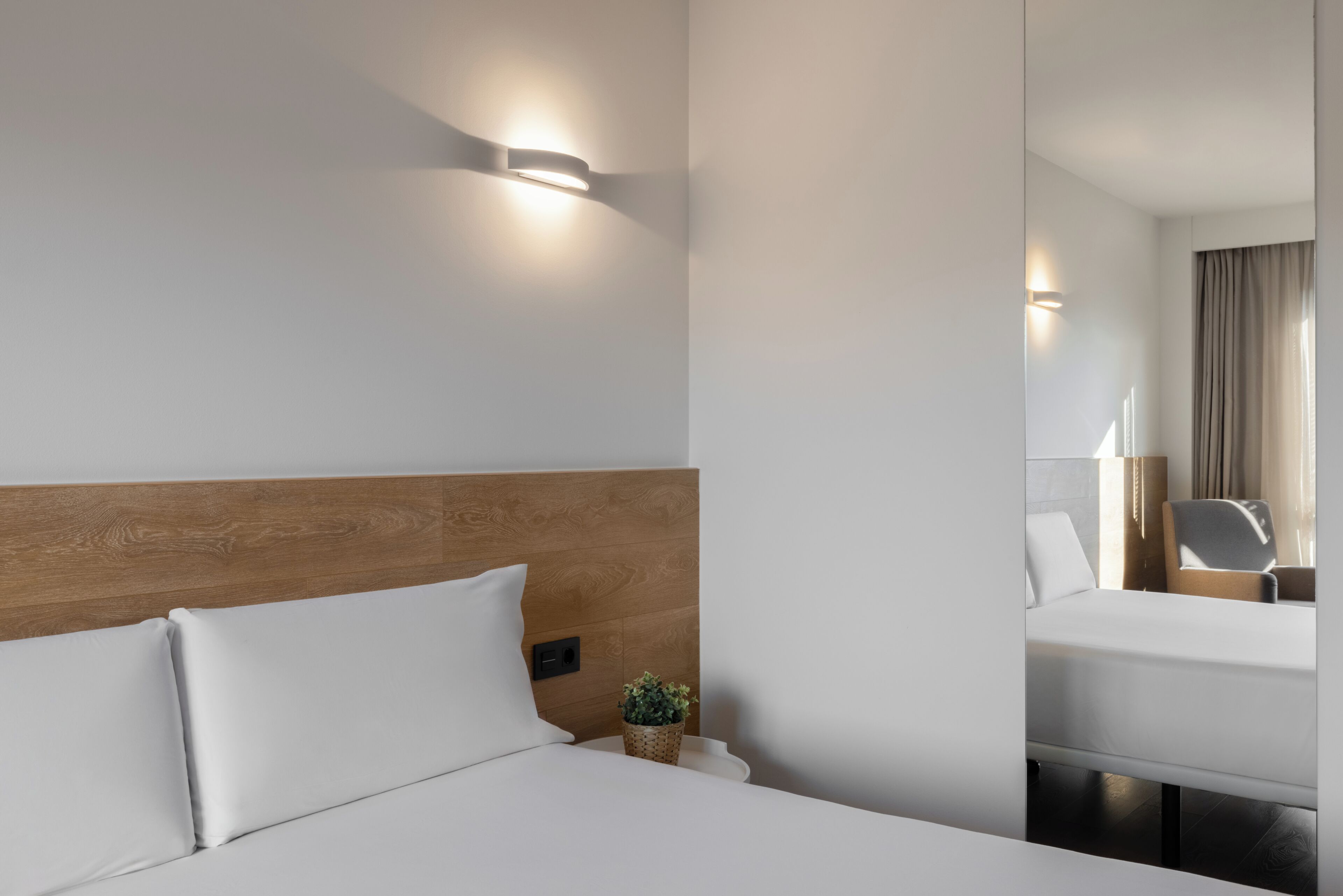 Caja de seguridad en la habitación, escritorio y cortinas blackout 