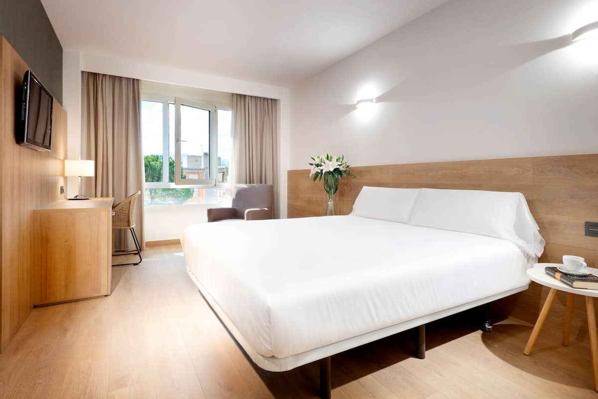 1 bedroom, in-room safe, desk, blackout curtains