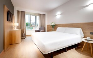 Safe på rommet, skrivebord, blendingsgardiner og lydisolert