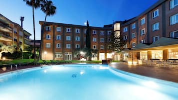 Kolam renang terbuka bermusim, payung kolam, kerusi lepak pantai