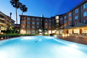 Una piscina al aire libre de temporada (de 10:00 a 22:00), sombrillas