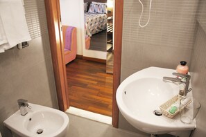 Chambre Supérieure Double ou avec lits jumeaux | Salle de bain | Douche, sèche-cheveux, bidet, serviettes fournies