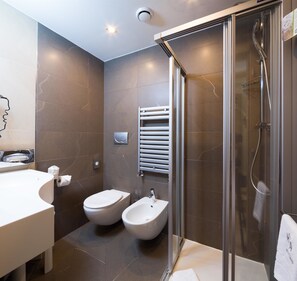 Familienzimmer, 1 Queen-Bett und Schlafsofa | Badezimmer | Regendusche, kostenlose Toilettenartikel, Haartrockner, Bidet