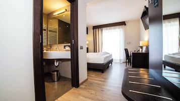 Camera Executive, idromassaggio, vista città (Spa access) | Biancheria da letto di alta qualità, copriletto in piuma, minibar