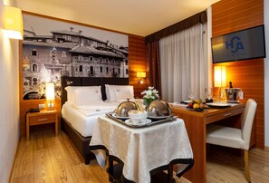 Suite, 1 King Bed with Sofa bed (with Sofabed) with access to the spa | Dining room