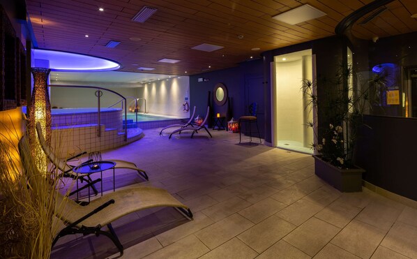 Couples treatment room(s), sauna, hot tub, steam room