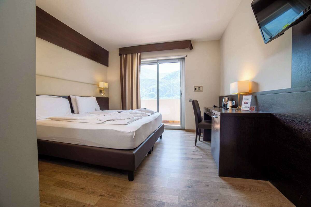 Premium bedding, down duvets, minibar, in-room safe