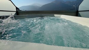 A hot tub with a mountain view. - Best Western Hotel Adige (Trento)