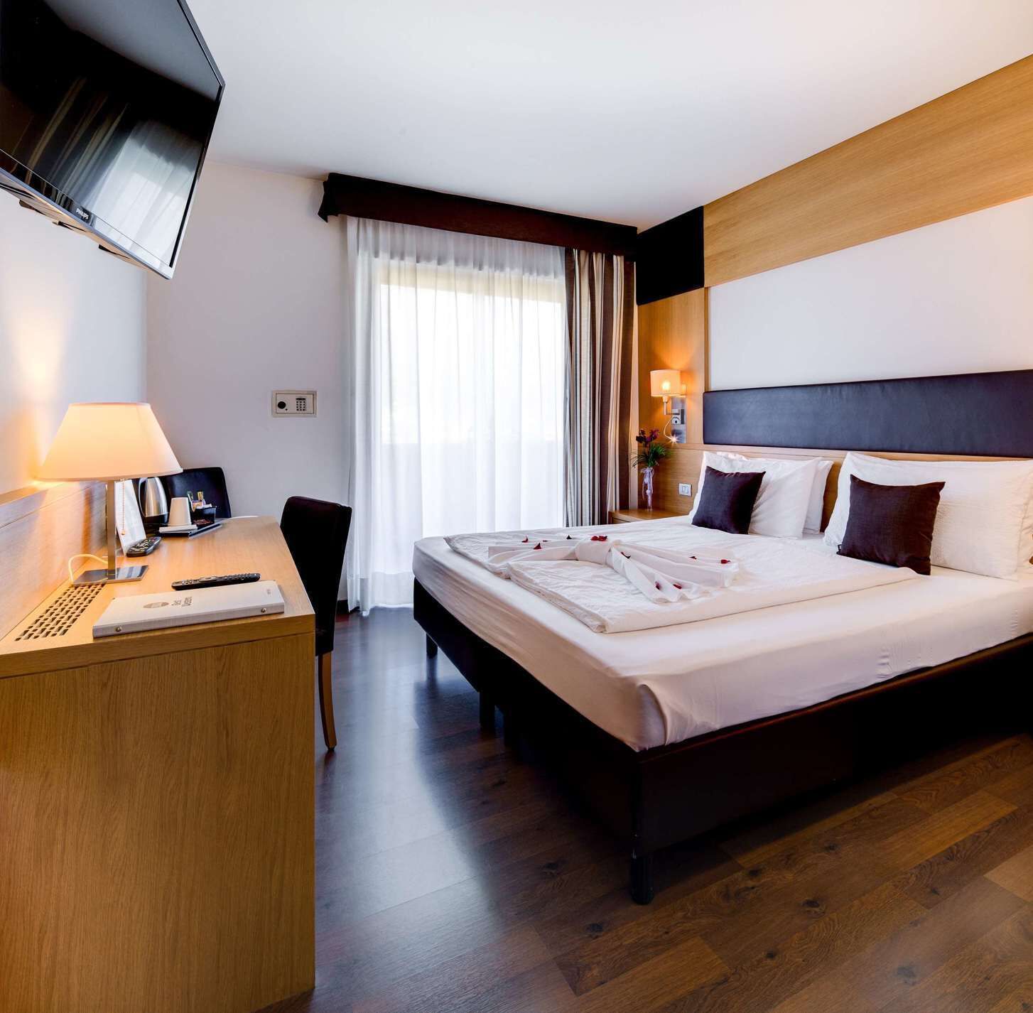 Premium bedding, down comforters, minibar, in-room safe