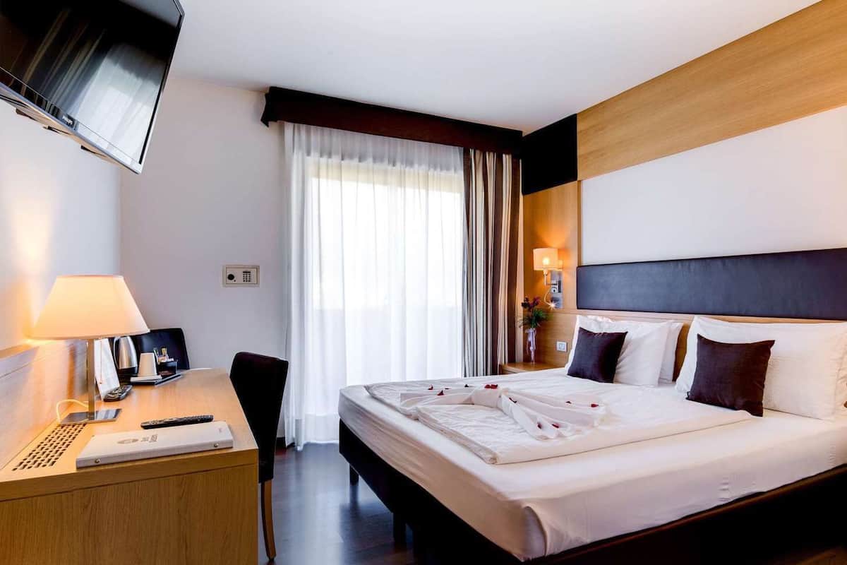 Premium bedding, down duvets, minibar, in-room safe