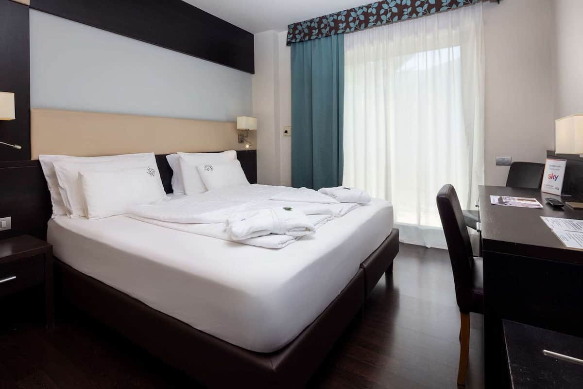 Premium bedding, down comforters, minibar, in-room safe