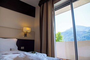 Executive, 1 king bed, non-smoking, balcony and hot tub, including access to the Spa | View from room