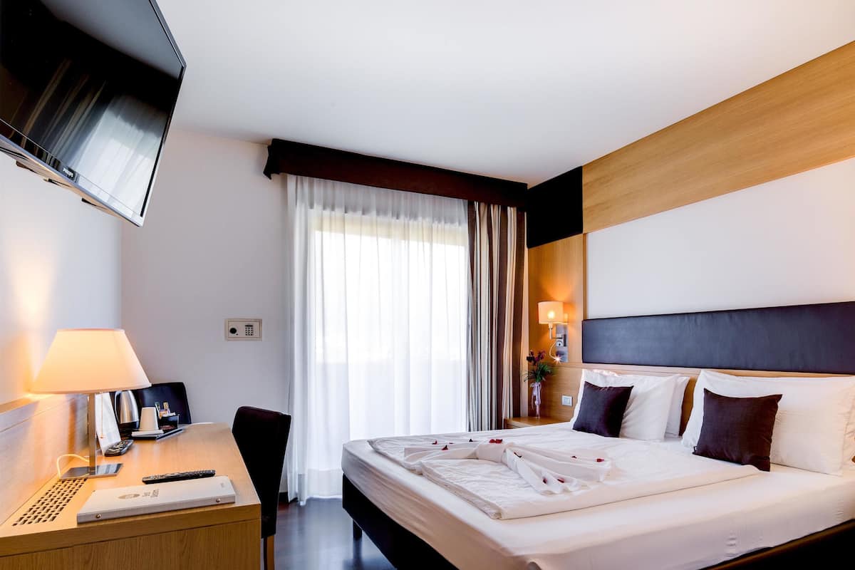 Premium bedding, down duvets, minibar, in-room safe