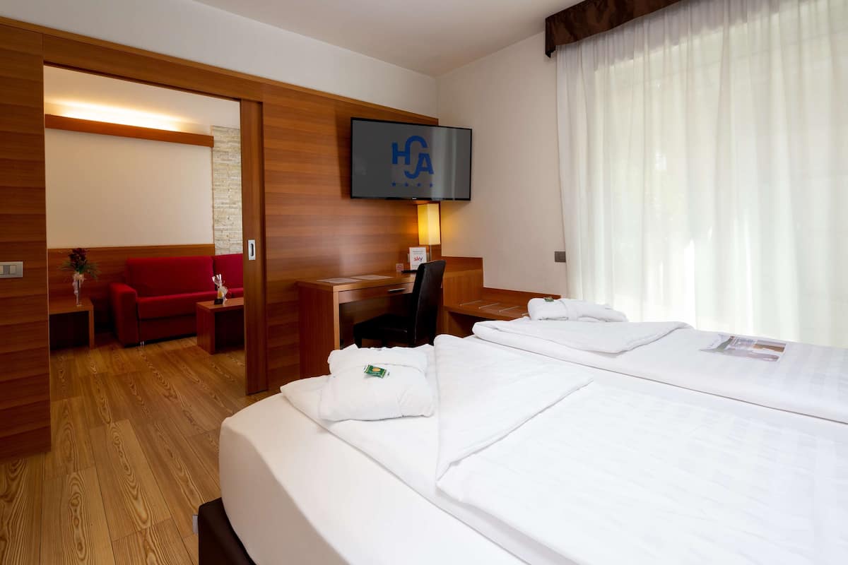Premium bedding, down duvets, minibar, in-room safe