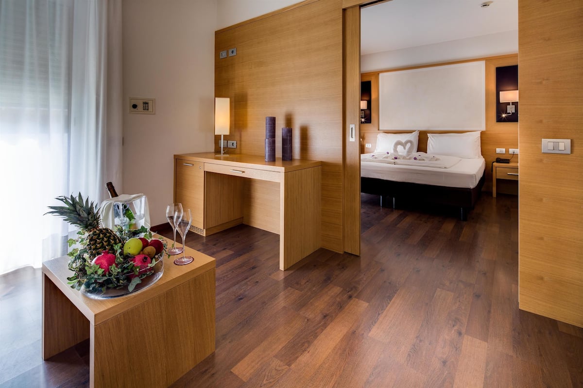 Suite, 1 King Bed with Sofa bed (with Sofabed) with access to the spa | Hochwertige Bettwaren, Daunenbettdecken, Minibar, Zimmersafe
