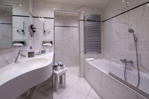 Junior Room, 1 Katil Raja (King) dengan Katil Sofa (Spa access) | Bilik Mandi | Hulu semburan mandi hujan, kelengkapan dandanan diri percuma 