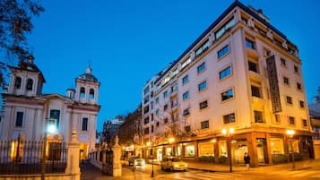 Fachada de la propiedad por la tarde o noche