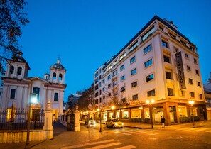 Fassade der Unterkunft – Abend/Nacht