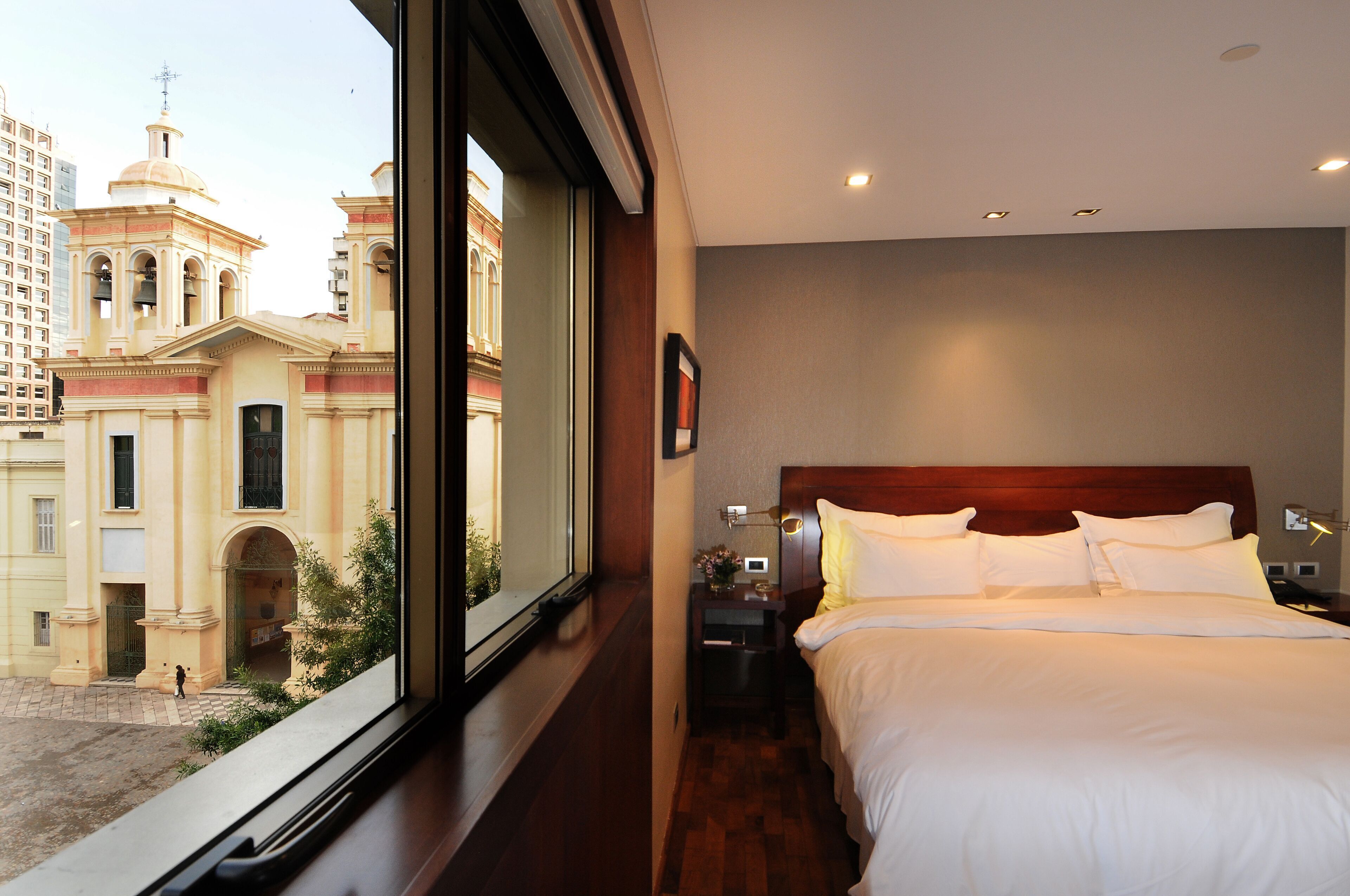 Hochwertige Bettwaren, Daunenbettdecken, Pillowtop-Betten, Minibar