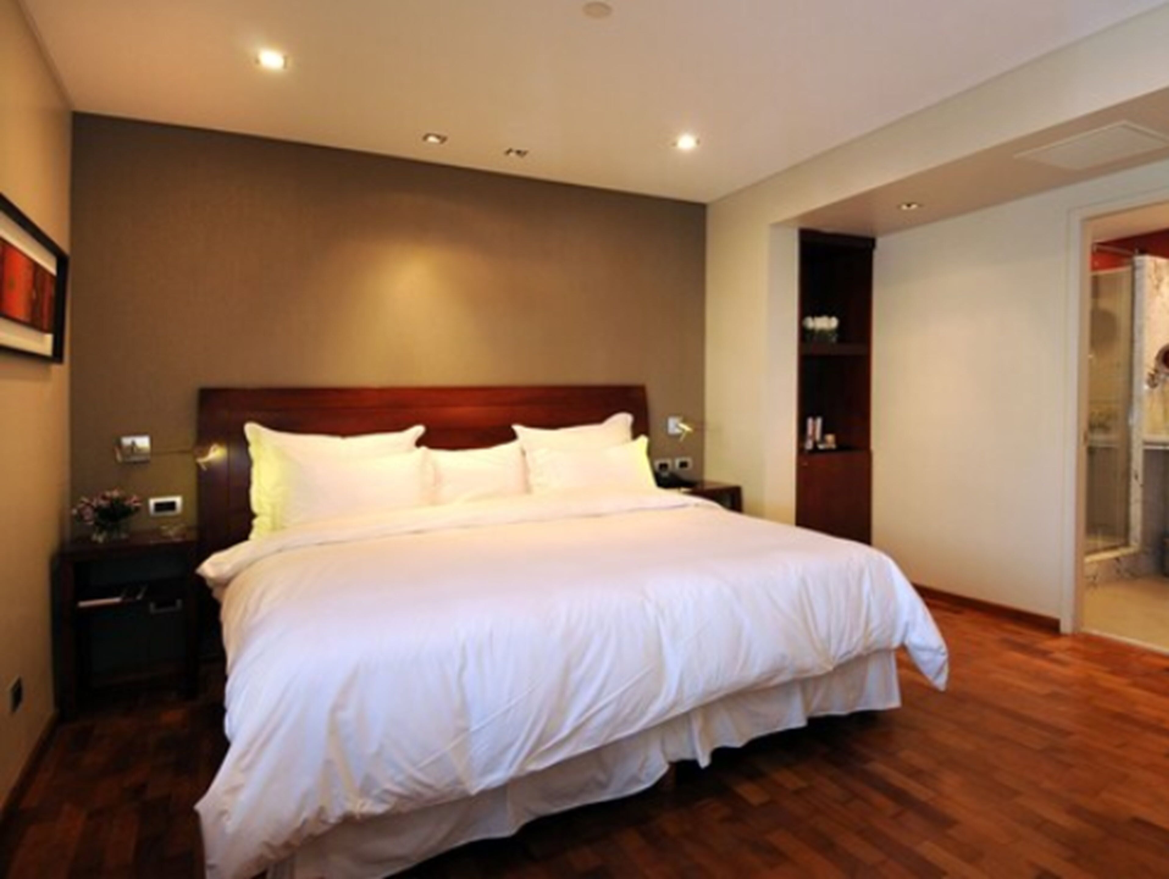 Executive Room, 1 King Bed (Ejecutiva Matrimonial) | Premium bedding, down comforters, pillowtop beds, minibar