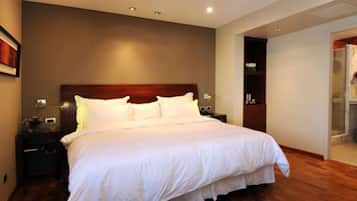 Executive Room, 1 King Bed (Ejecutiva Matrimonial) | Premium bedding, down comforters, pillowtop beds, minibar
