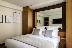 Premium bedding, minibar, in-room safe, desk - Holiday Inn Paris Palais de l'Elysée by IHG (Paris)