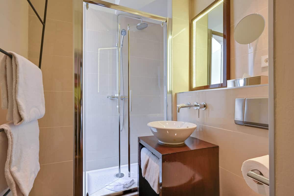 Ylelliset vuodevaatteet, minibaari, tallelokero huoneessa, työpöytä