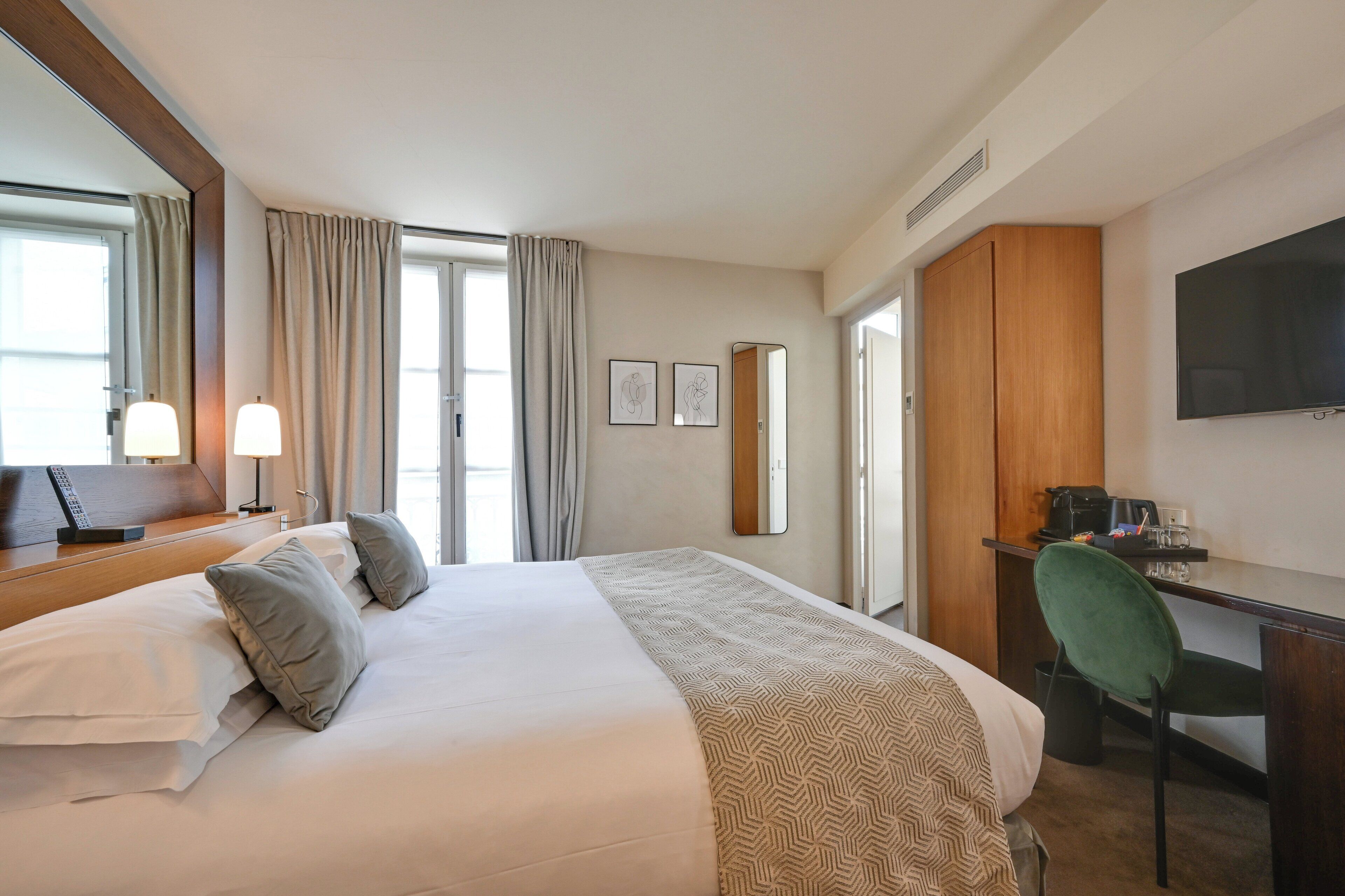 Standard-huone, 1 suuri parisänky | Ylelliset vuodevaatteet, minibaari, tallelokero huoneessa, työpöytä