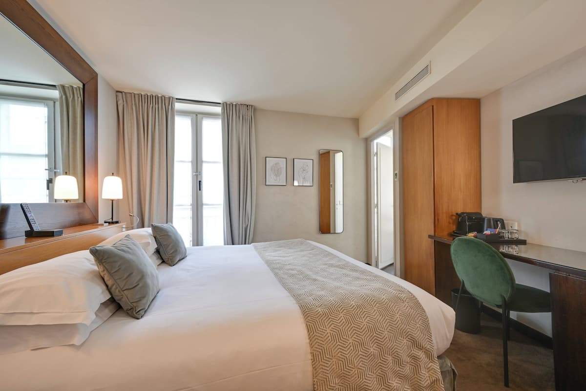 Standard-huone, 1 suuri parisänky | Ylelliset vuodevaatteet, minibaari, tallelokero huoneessa, työpöytä