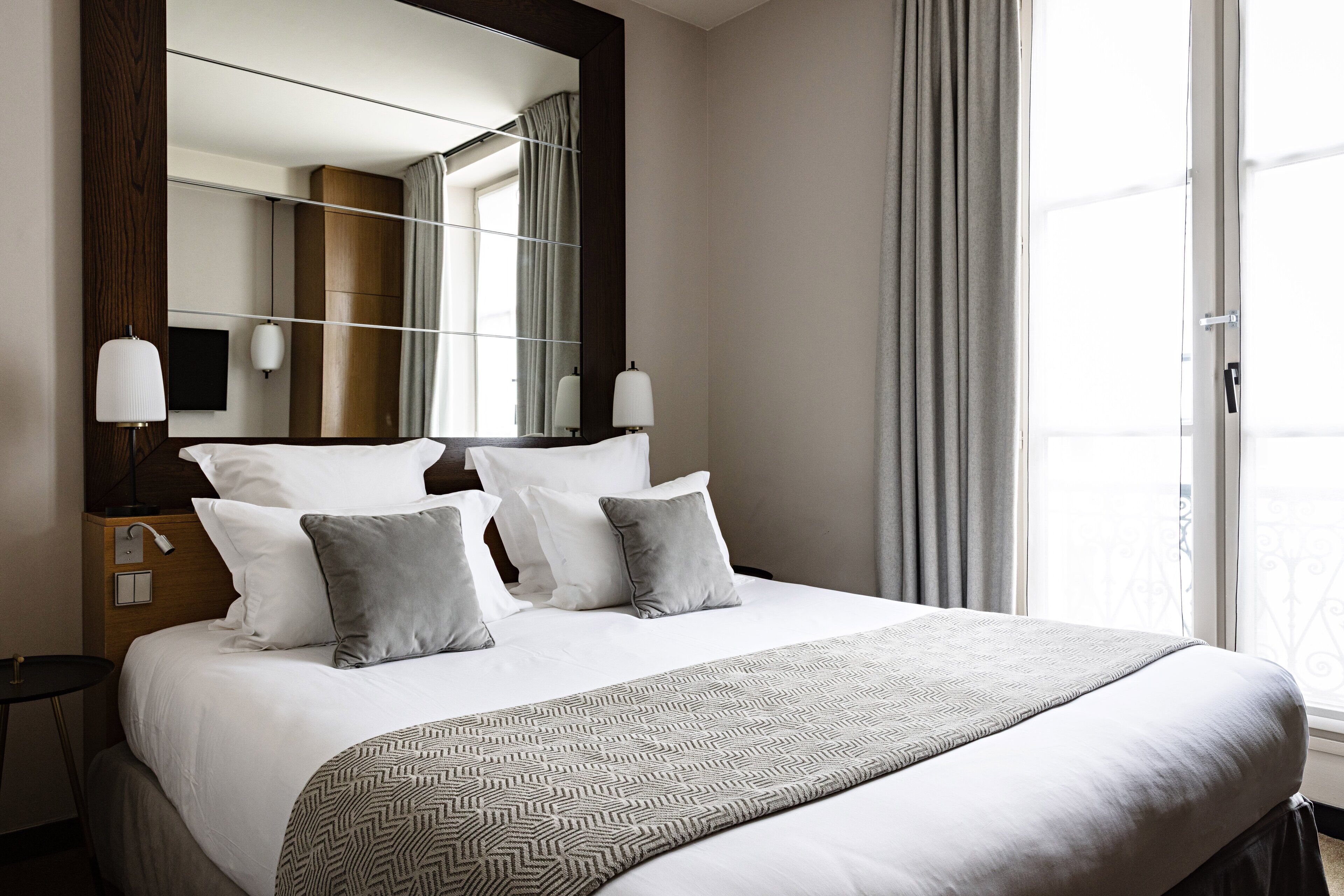 Standard Room, 1 King Bed | Premium bedding, minibar, in-room safe, desk