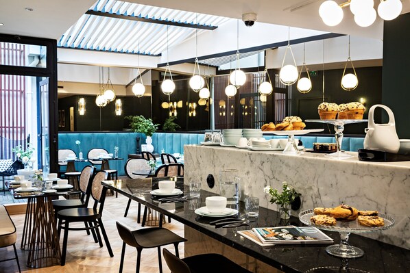 Daily buffet breakfast (EUR 22 per person) - Holiday Inn Paris Palais de l'Elysée by IHG (Paris)