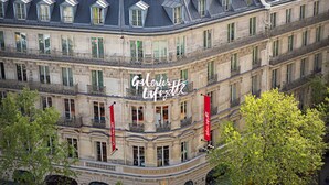 Un edificio de varios pisos con un estilo arquitectónico clásico, que presenta un letrero destacado que dice "Galeries Lafayette".