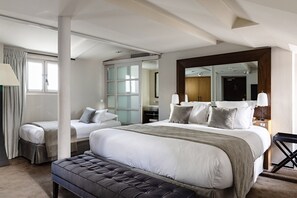 尊荣客房, 1 张特大床和 1 张沙发床 (Spacious King) | 高档床上用品、迷你吧、客房内保险箱、办公桌