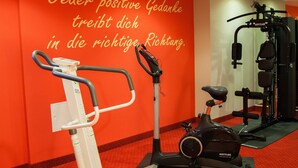 A gym with cardio equipment and a wall with motivational text. - Best Western Plus Hotel Bautzen (Bautzen)